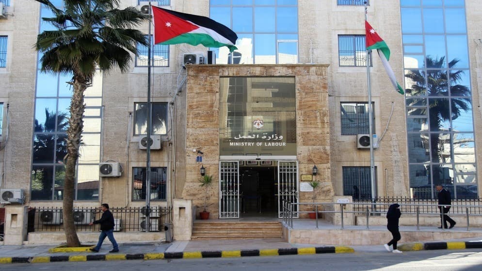 مُعدل قانون العمل يحظر إنهاء "خدمات المرأة الحامل" ويزيد فترة إجازة الأمومة