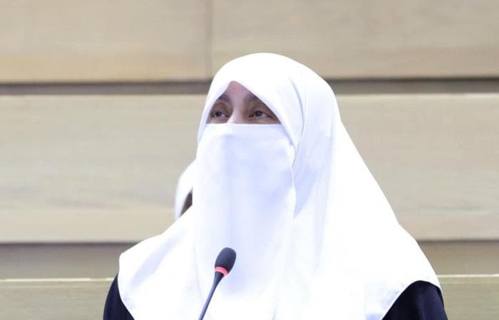 النائب العتوم: في مناهجنا هيفاء تمارس السباحة والاب يرتدي مريول المطبخ