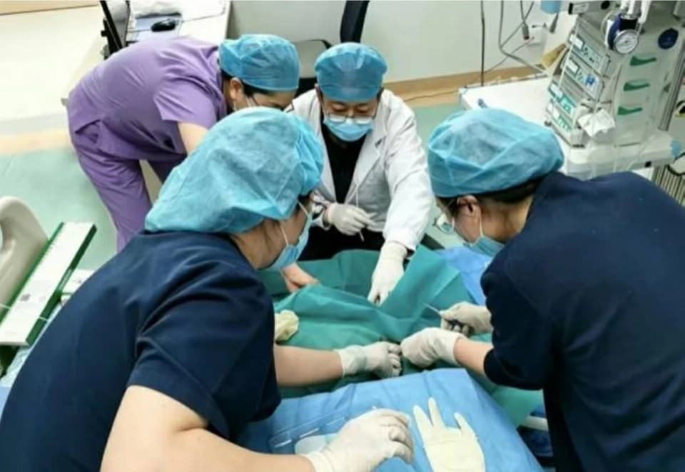 الصين .. طفل ينجو من الموت بعد سقوطه من الطابق 11