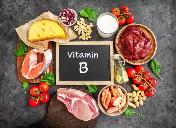 فيتامين B12 .. الغذاء الطبيعي أم المكملات؟ كيف تحصل على احتياجاتك اليومية؟