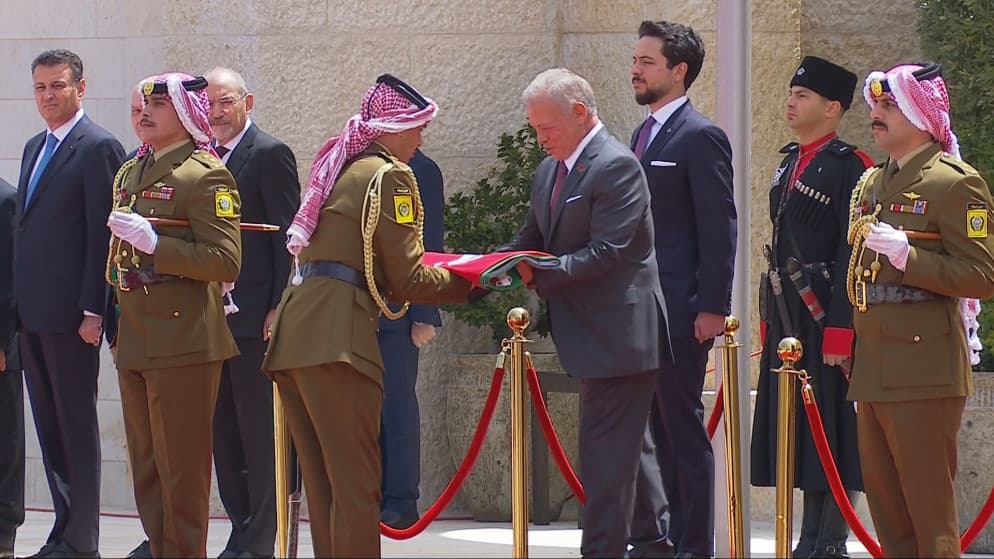 الملك يشهد مراسم رفع العلم في قصر الحسينية