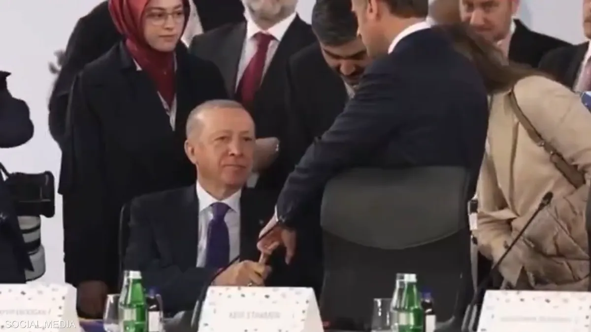 أردوغان يُحرج ماكرون بـ"فخ الأصابع"