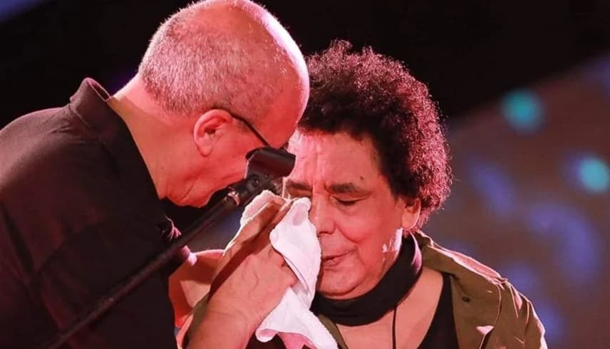 فيديو بكاء محمد منير على المسرح يشعل المنصات