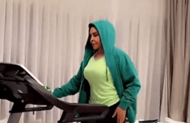 أحلام تستعرض رشاقتها في المنزل | فيديو