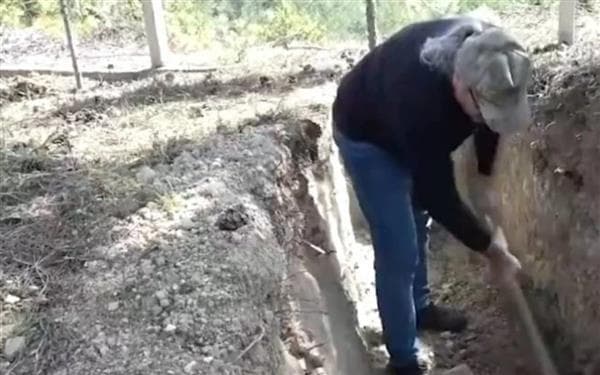 تركيا .. رجل يحفر قبره بعد نجاته من 9 حوادث