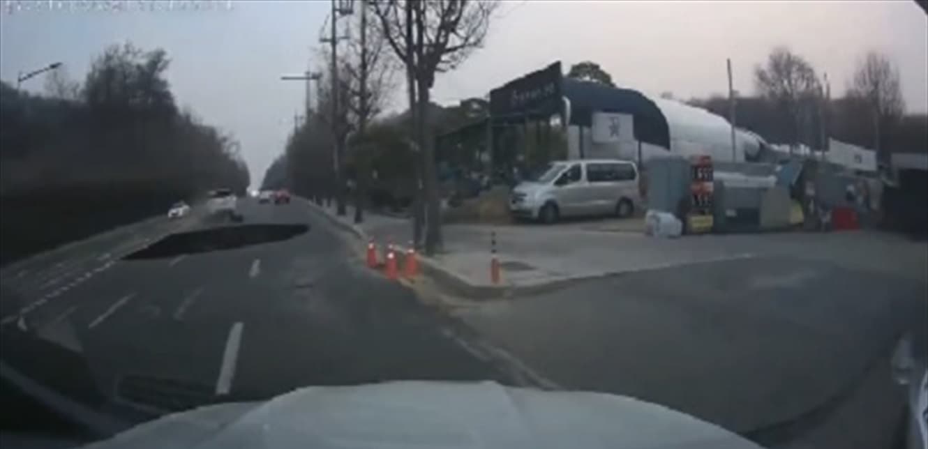 الأرض انشقت وابتلعت سائق دراجة ناريّة | فيديو