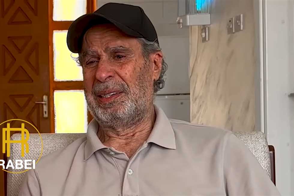 المخرج دعيبس يبكي في دار المسنين