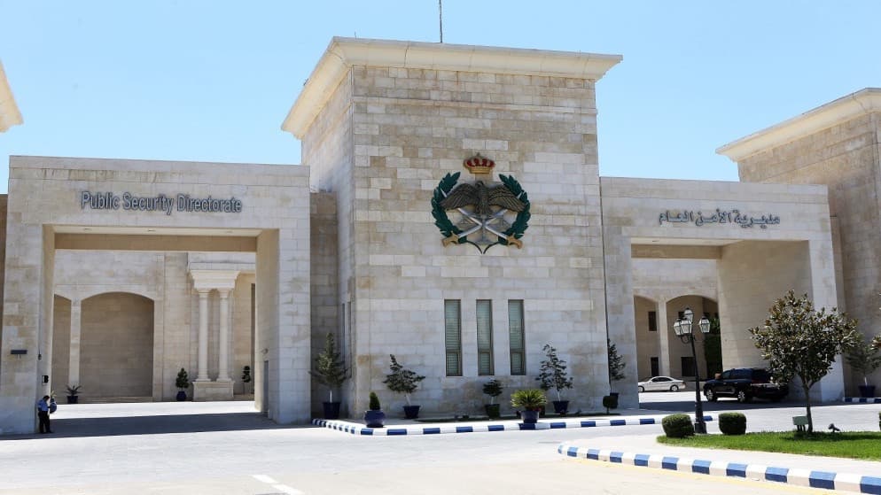 القبض على 3 أحداث من جنسية عربية ظهروا يسيئون للعلم الأردني