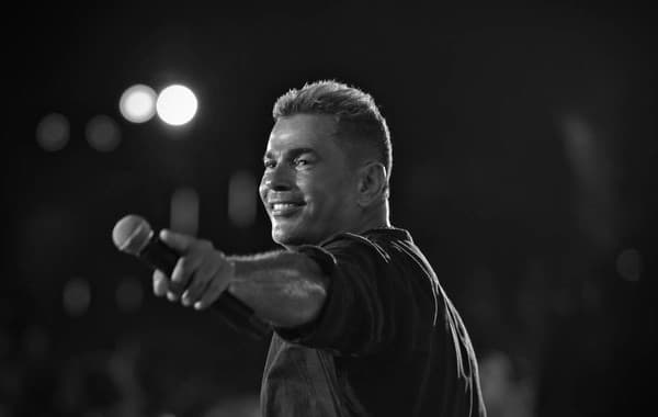 عمرو دياب يغني "يا قمر" بحفل دبي