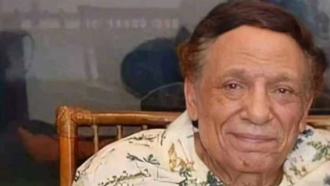 "من المستحيل أن يؤذيه أولاده".. إعلامي شهير يتدخل في أزمة عادل إمام