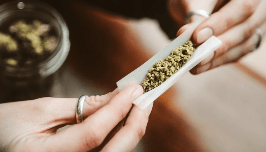 محكمة كويتية تعاقب سيدة لتعاطيها "الحشيش" أمام طفلها