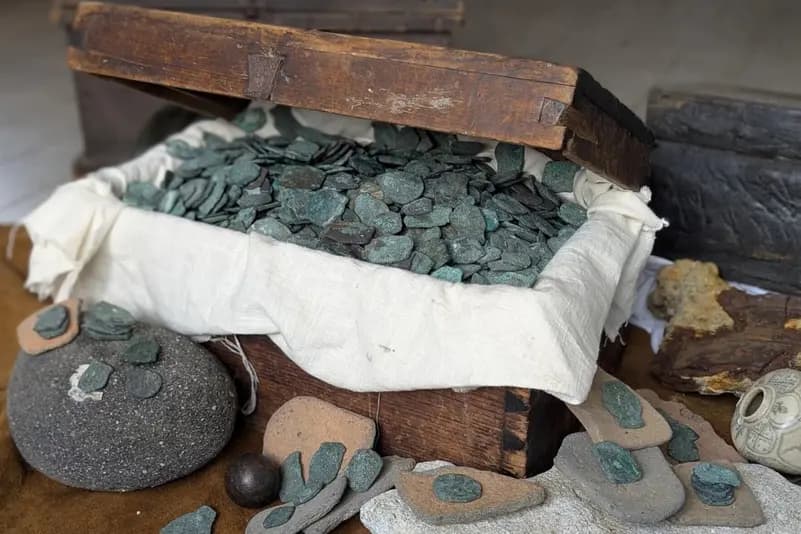 اكتشاف "كنز العصر الذهبي": غواصون يعثرون على مليون دولار من عملات إسبانية قبالة فلوريدا