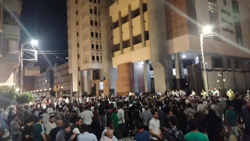 سائق تاكسي وقميص ممزق.. طرائف أول يوم ترشح لبرلمان مصر