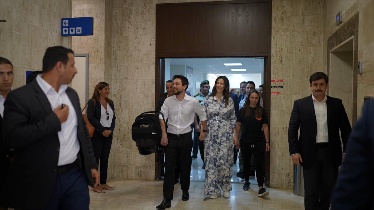 ولي العهد والأميرة رجوة يغادران المدينة الطبية برفقة مولودتهما
