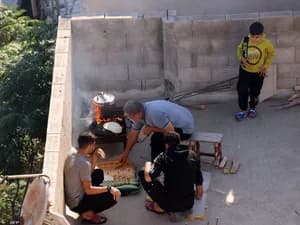 غزيون يحرقون أثاثهم للطهي وسط انقطاع الغاز والكهرباء