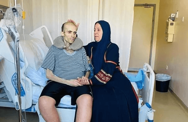 والدة أيمن العلي : "يعيش على المسكنات"