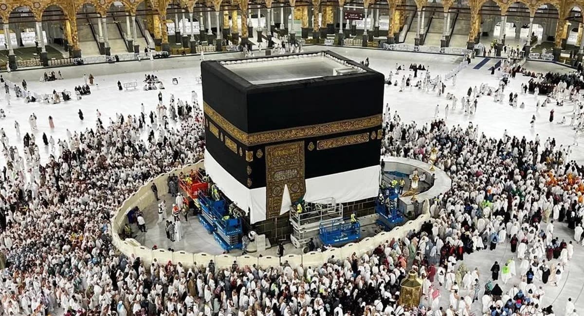 رفع كسوة الكعبة استعدادا لموسم الحج