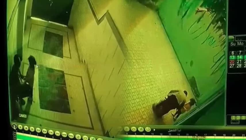 مصر.. يكبّل طفلة ويضربها بوحشية