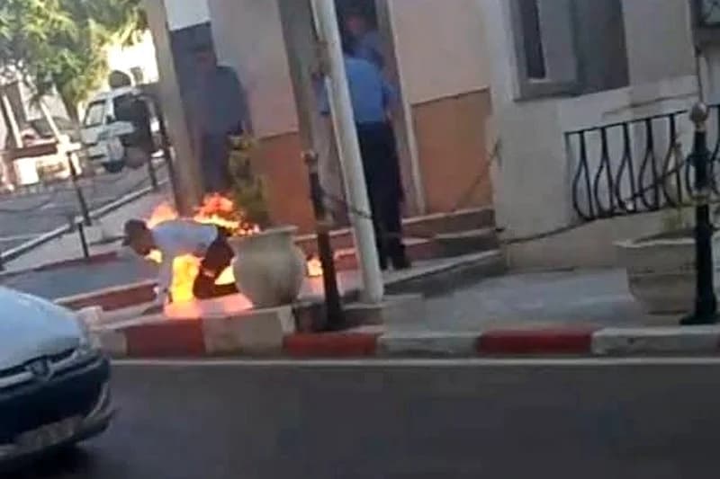 ناشط جزائري يشعل النار في جسده أمام وزارة العدل في بث مباشر على فيسبوك..