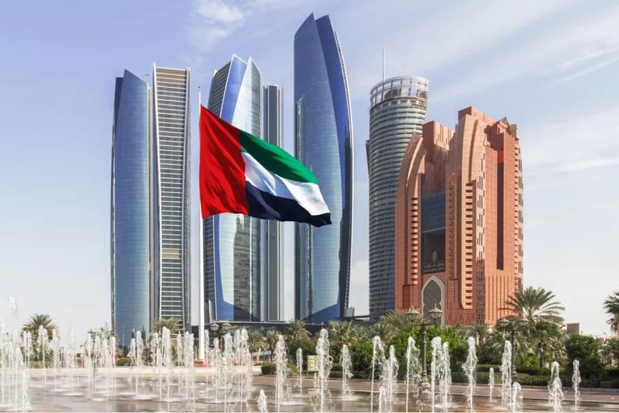 الإمارات تحظر على غير الإماراتيين التحدث باللهجة الإماراتية بوسائل الإعلام