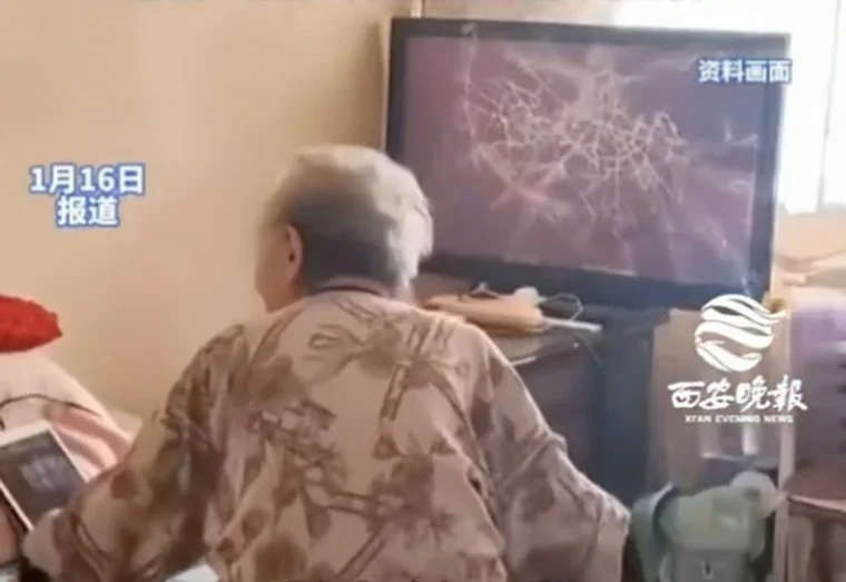 الصين.. جدّة تحطم التلفاز دفاعاً عن أبطال مسلسلها