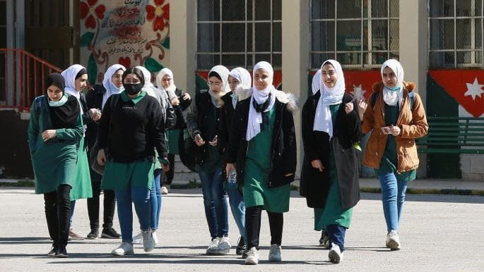 طلاب المدارس الحكومية يتوجهون إلى صفوفهم مع بدء العام الدراسي