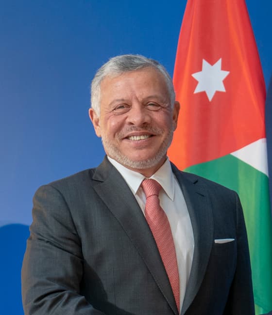الملك: أبارك للحسين ورجوة العزيزين مولودتهما