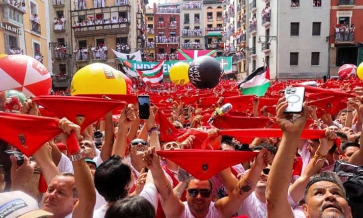 جماعة مؤيدة لفلسطين تفتتح مهرجان الجري مع الثيران الشهير في إسبانيا