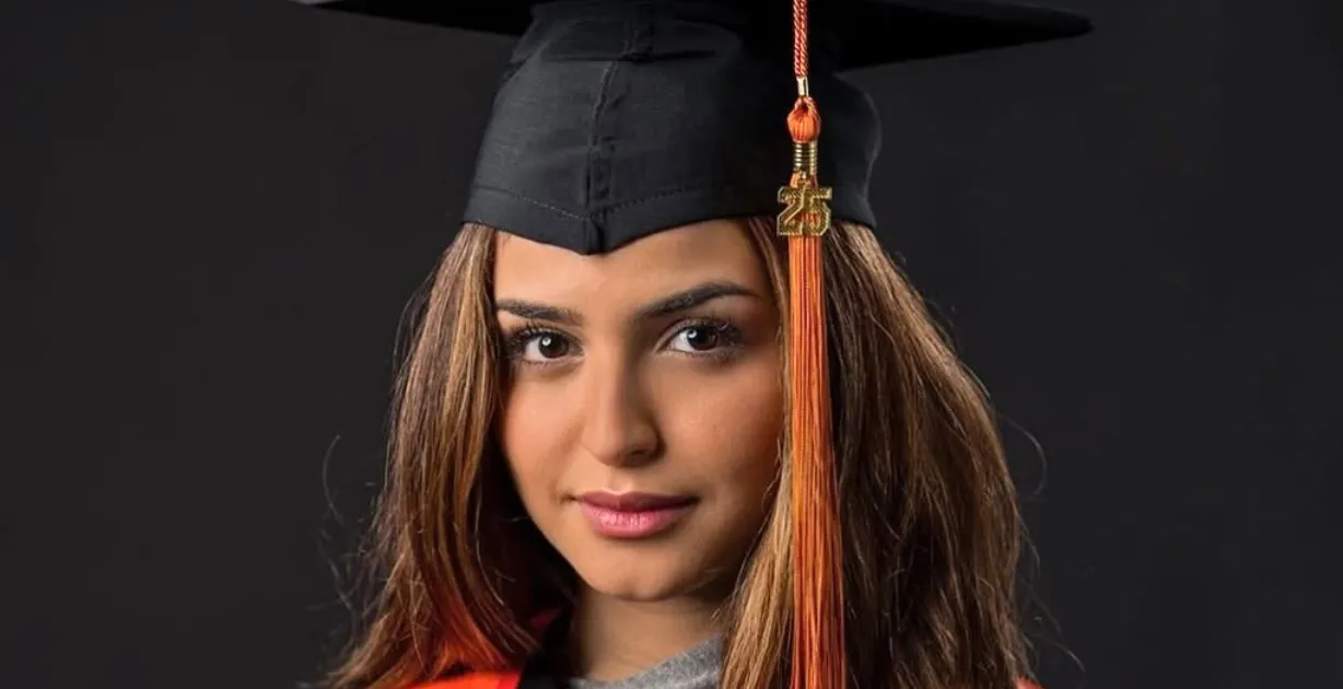 حلا الترك تحتفل بتخرجها من الجامعة