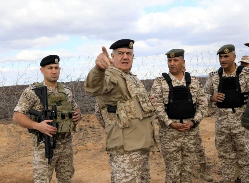 رئيس هيئة الأركان يؤكد أهمية تعزيز الكفاءة القتالية لكافة وحدات الجيش