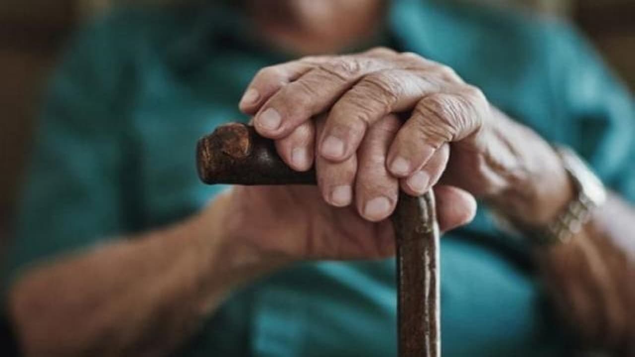 لماذا ننكمش عندما نتقدم في العمر؟
