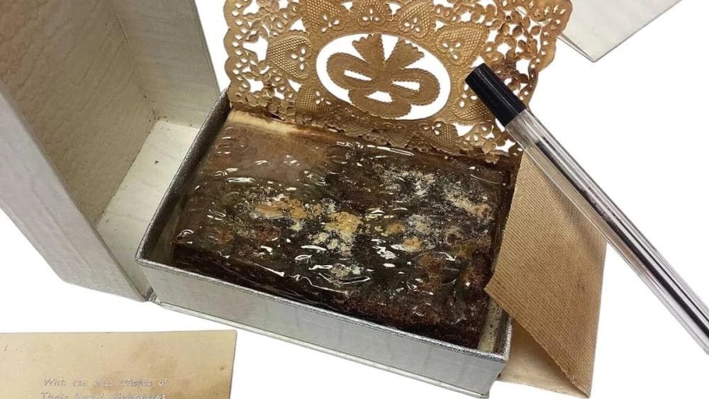 عمرها 77 عاماً.. بيع قطعة من كعكة زفاف الملكة إليزابيث