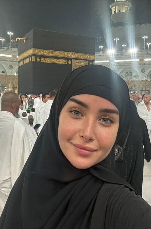 بعد حضورها مهرجان البحر الأحمر.. هنا الزاهد تؤدي مناسك العمرة