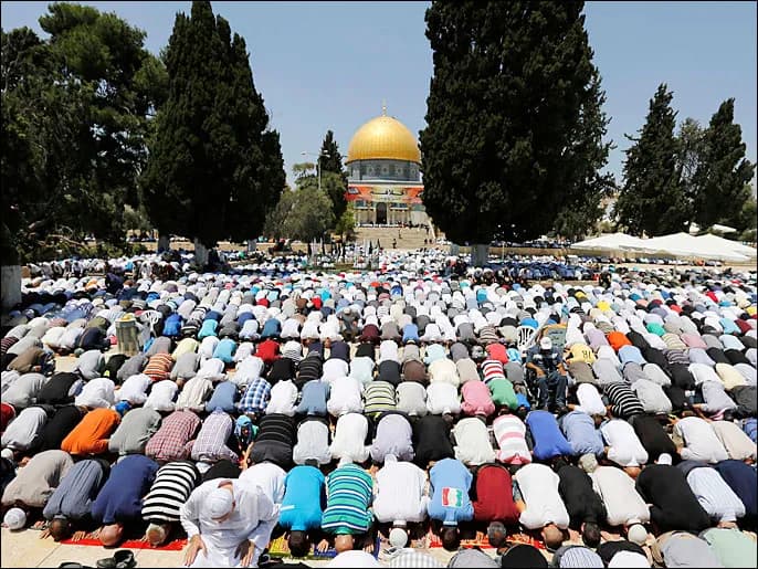 50 ألفا يؤدون صلاة الجمعة في المسجد الأقصى