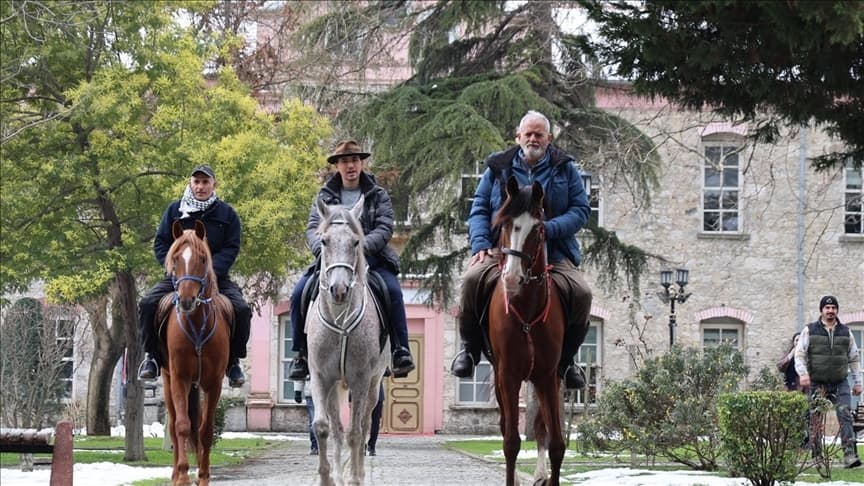 على خطى الأندلسيين.. 3 إسبان في طريقهم إلى الحج على ظهور الخيل