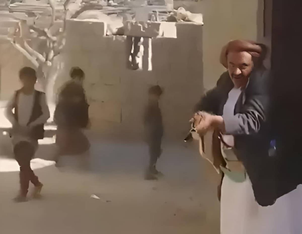 بـ "كلاشينكوف".. مدير مدرسة يطلق النار لتهديد الطلبة المتخلفين عن الرسوم | فيديو