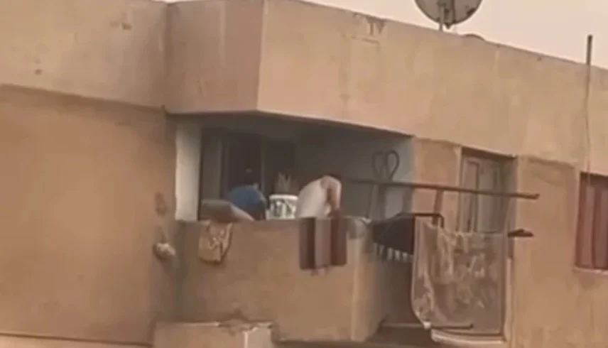 فيديو صادم لأب يعنّف طفله يُشعل غضباً واسعاً في مصر