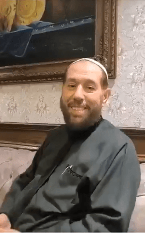 مفتي سوريا السابق يظهر لأول مرة.. وغاضبون يقتحمون منزله
