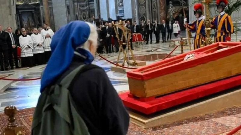 من هي التي سمح لها بخرق البروتوكول لتلقي نظرة على جثمان البابا فرنسيس؟