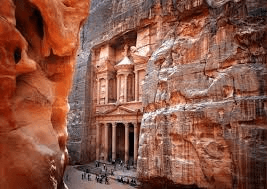وزير السياحة وسفراء يزورون البترا