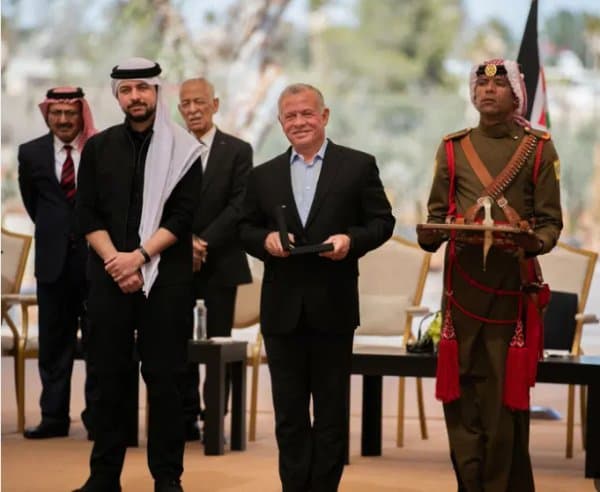الملك ينعم بميدالية اليوبيل الفضي على شخصيات بلقاوية (اسماء)
