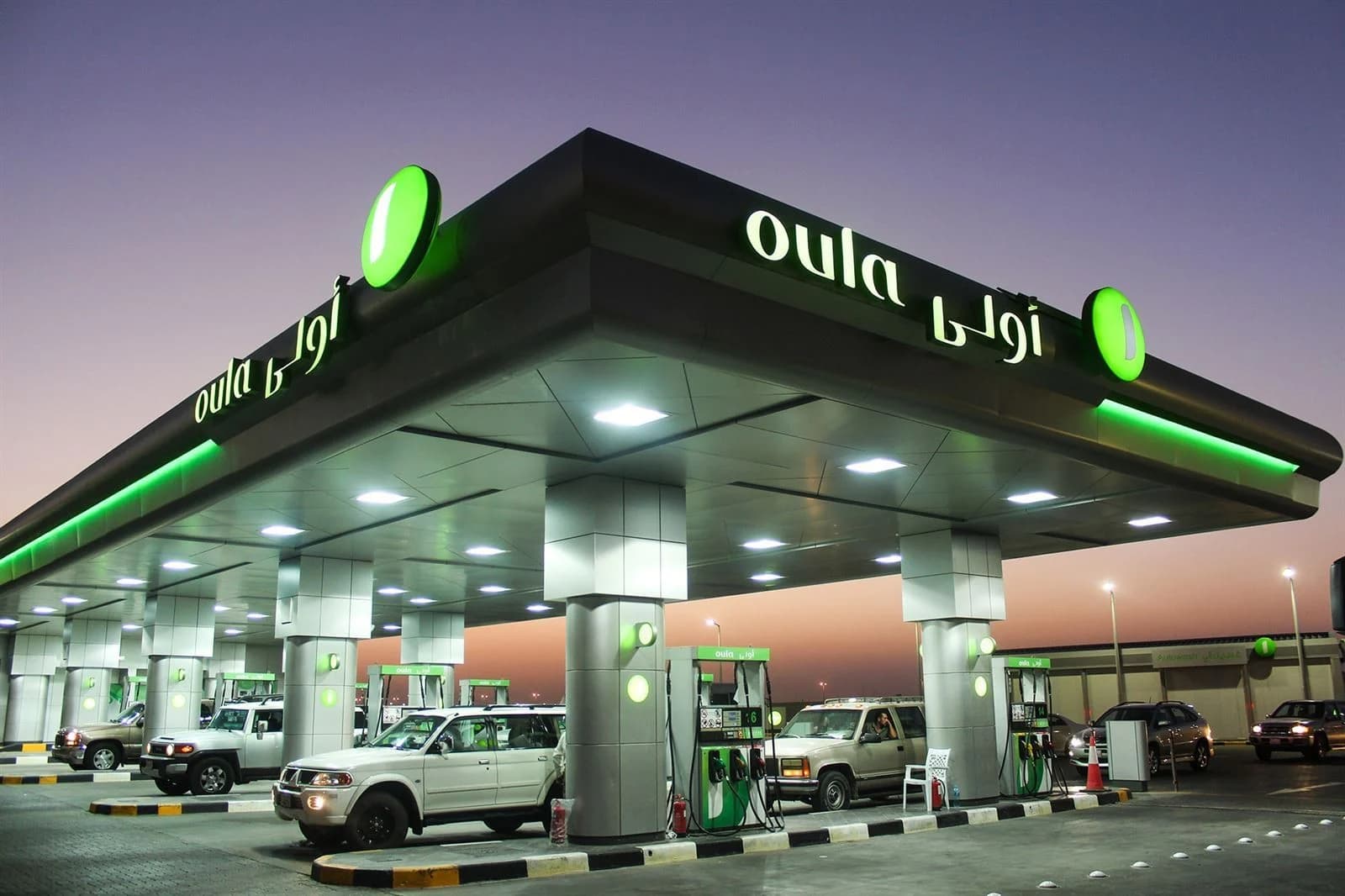 دولة خليجية تتجه لزيادة أسعار البنزين على الوافدين فقط