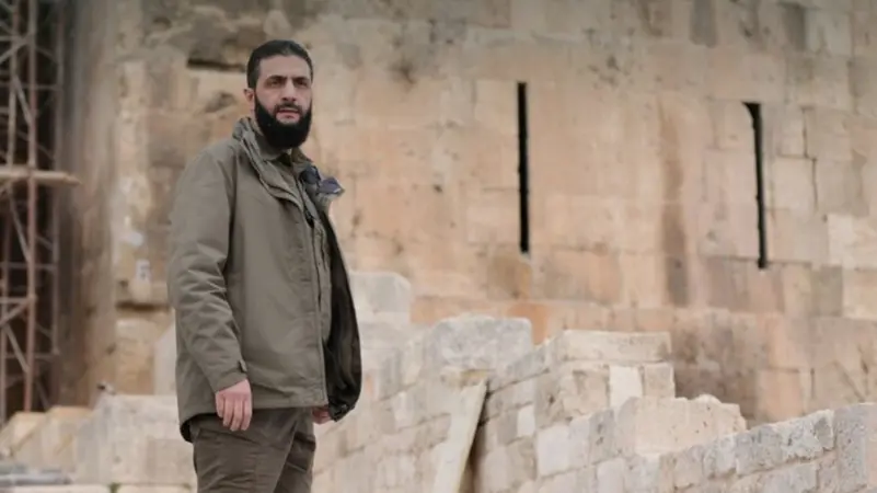 أحمد الشرع زار شقة عائلته في دمشق.. وطلب السكن فيها