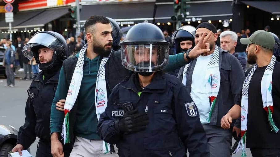 ألمانيا ترفض منح جنسيتها لمروجي شعار "من النهر إلى البحر"