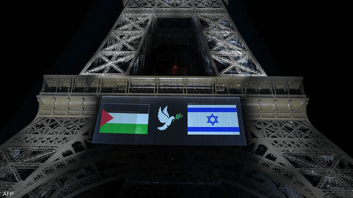برج إيفل يضيء بالعلمين الفلسطيني والإسرائيلي