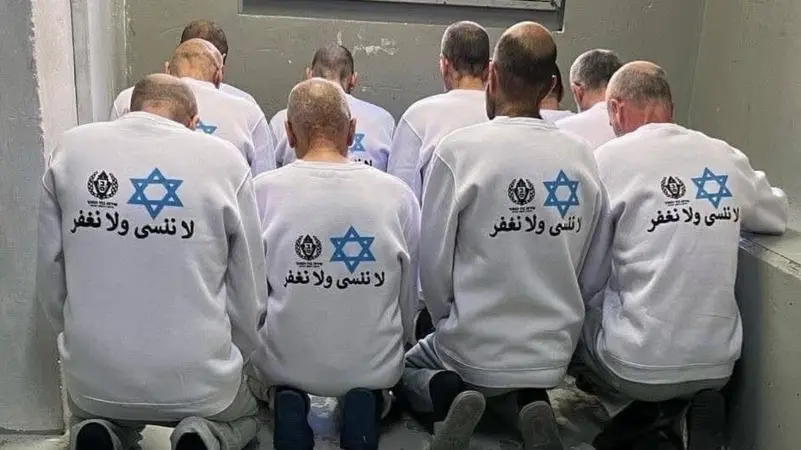 "لن نسامح".. رسالة تهديد إسرائيلية على ظهور الأسرى الفلسطينيين
