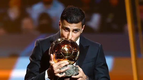 رودري لاعب سيتي يتوج للمرة الأولى بالكرة الذهبية لأفضل لاعب في العالم