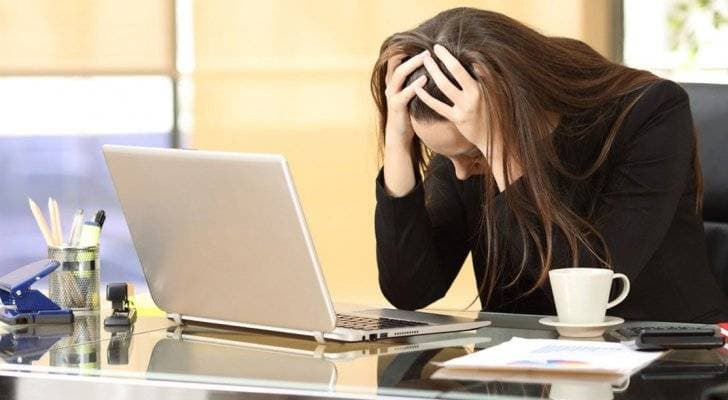 شركة تفصل موظفة وتستدعيها لتدريب بديلها