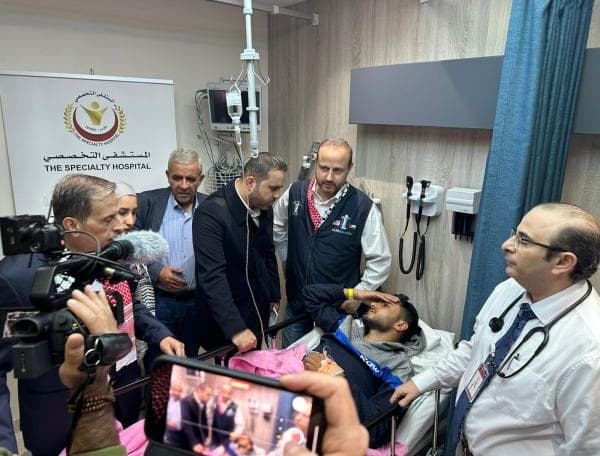 التخصصي يستقبل مصور قناة الجزيرة علي العطار وعدد من أطفال غزة