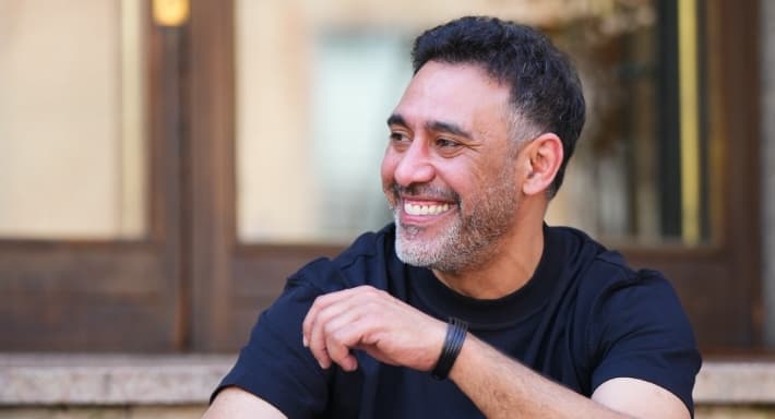 عمرو مصطفى يجري عملية استئصال ورم